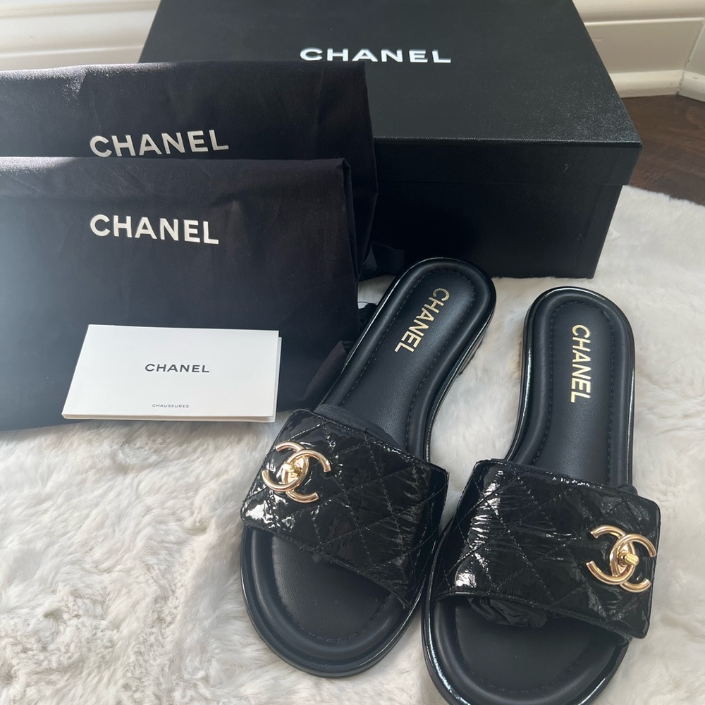 NWT CHANEL Black Patent Leather Quilted Slide Sandals with Gold CC Logo Size 39